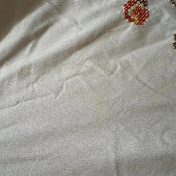 vintage Beautiful handmade embroidered tablecloth with orange flowers & ruffles - Picture 7 of 7